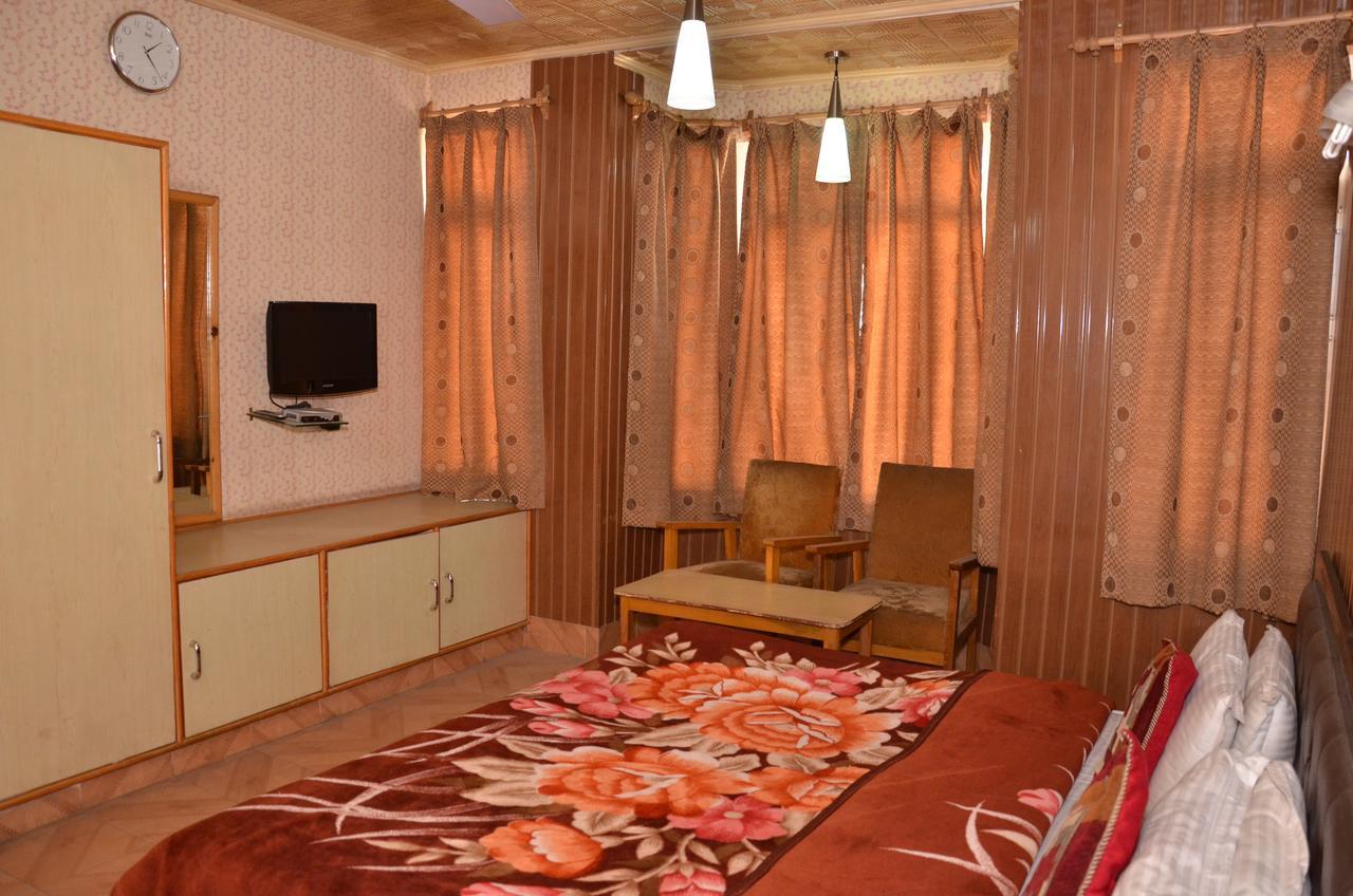Kaisar Hotel Srīnagar Eksteriør billede