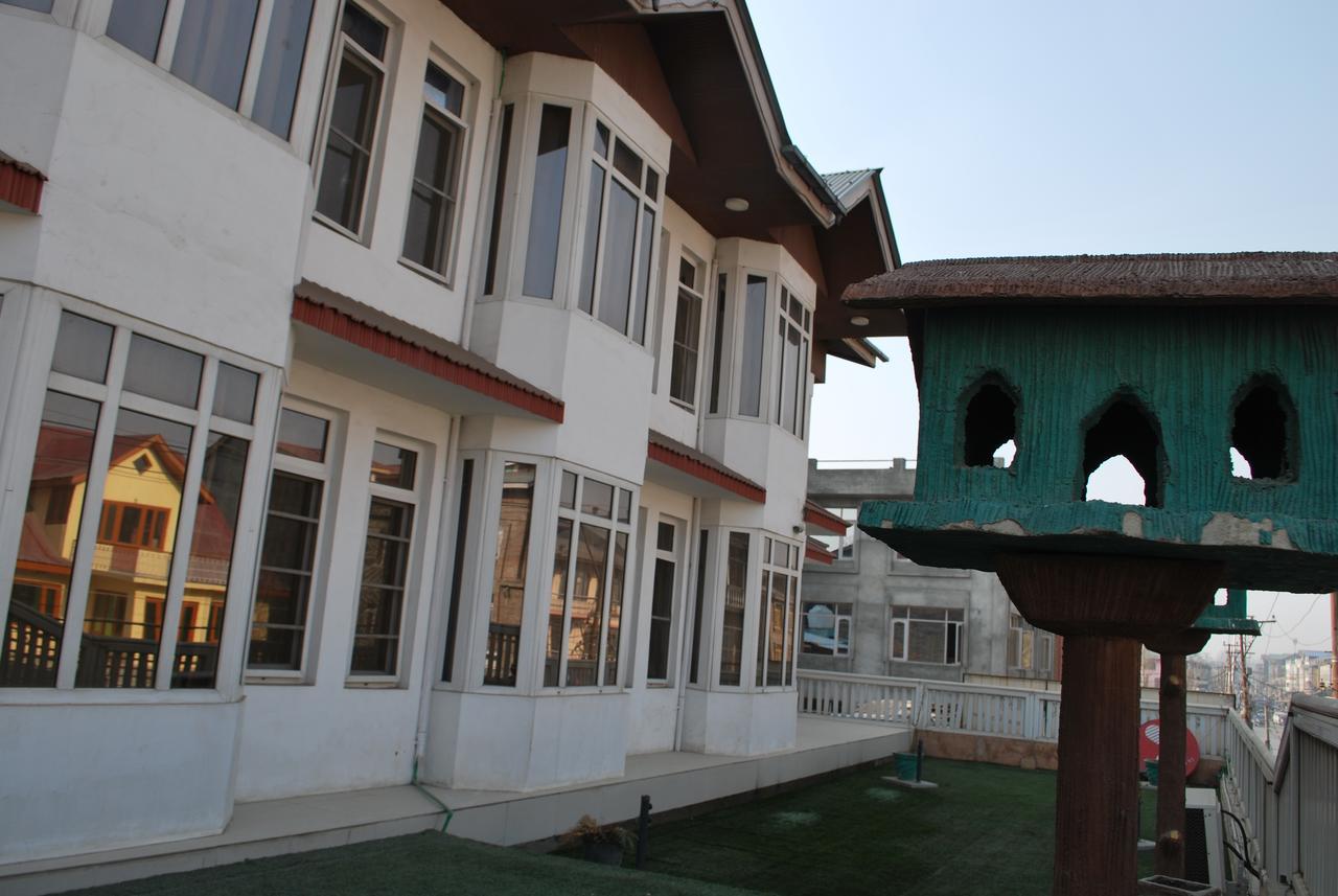 Kaisar Hotel Srīnagar Eksteriør billede