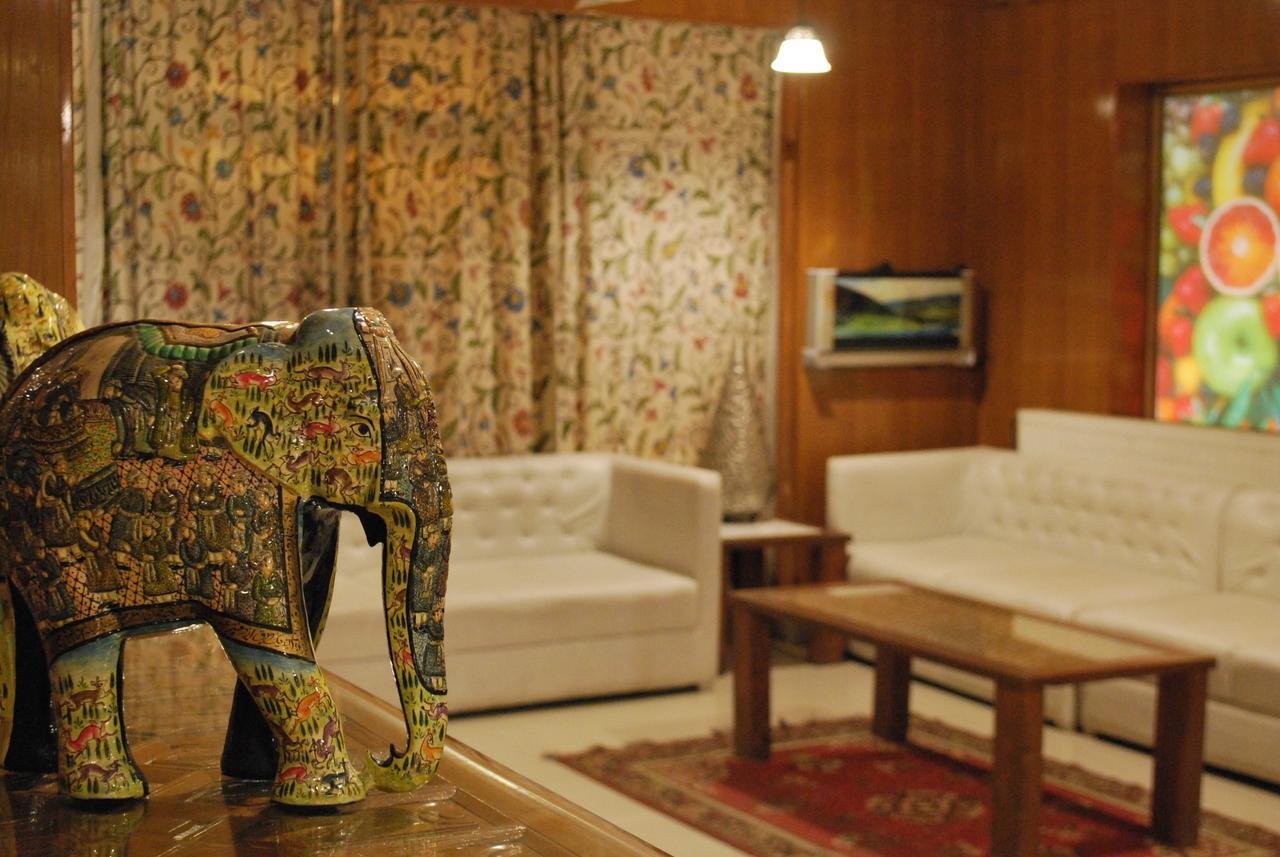 Kaisar Hotel Srīnagar Eksteriør billede