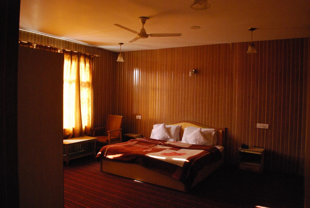 Kaisar Hotel Srīnagar Eksteriør billede